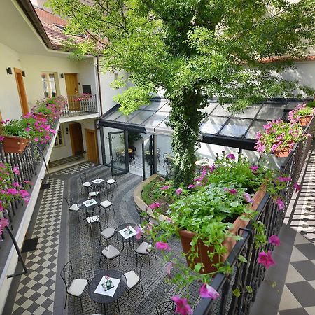 Hotel At The White Lily Prag Exterior foto