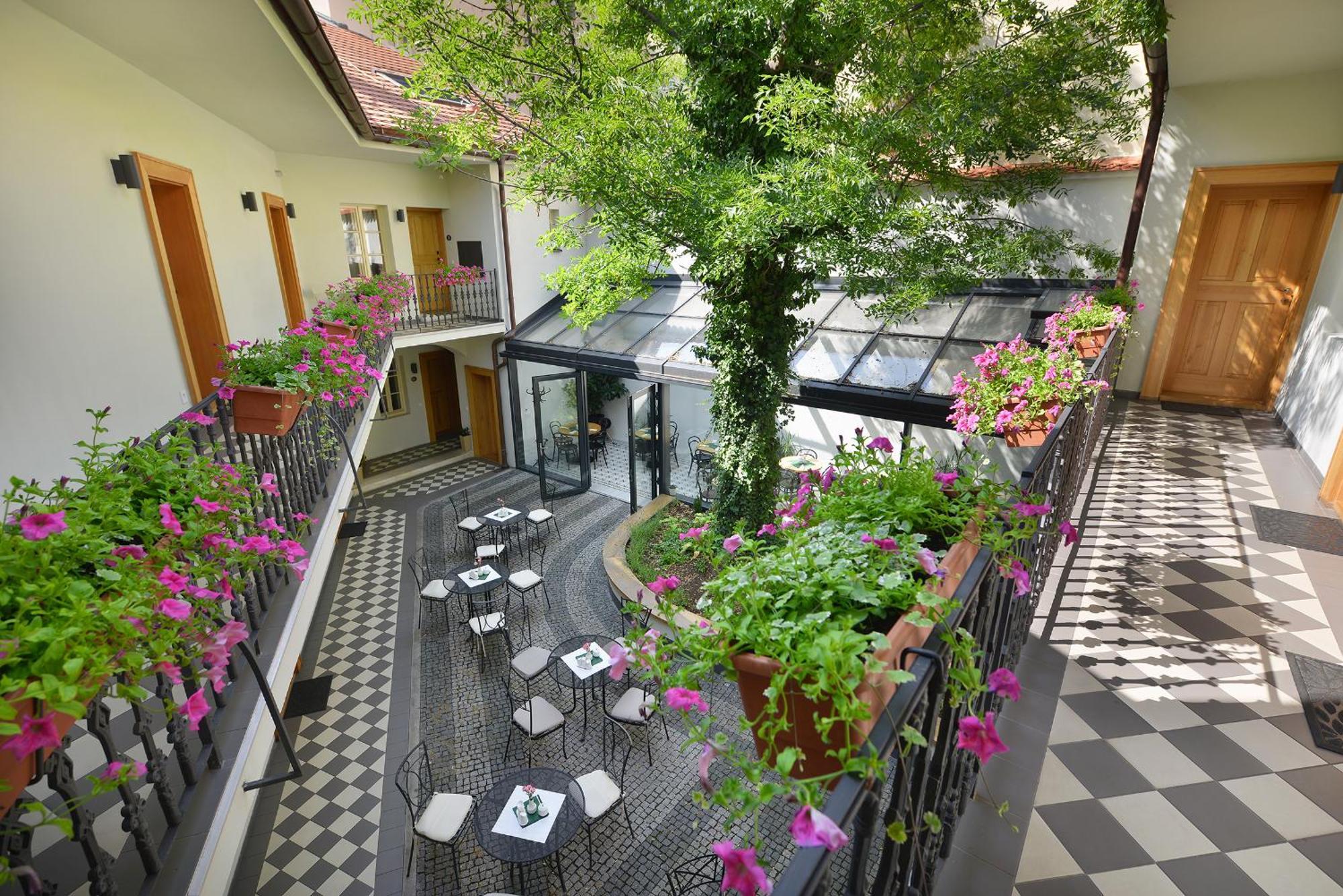 Hotel At The White Lily Prag Exterior foto